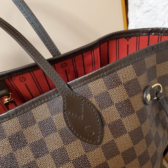 Louis Vuitton Neverfull MM in Cherry Interior - Picture 9 of 16